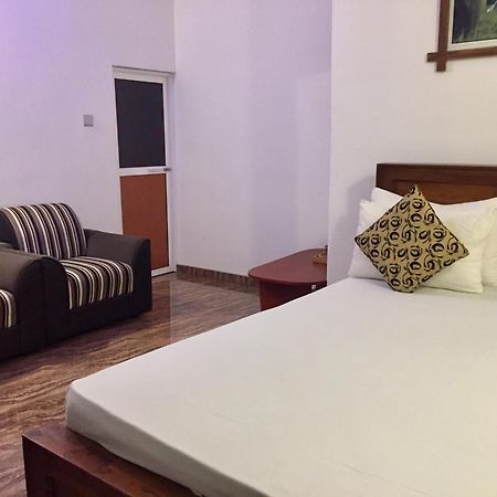 Thisara Guest House Полоннарува Номер фото