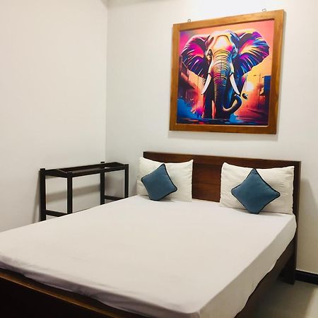 Thisara Guest House Полоннарува Экстерьер фото